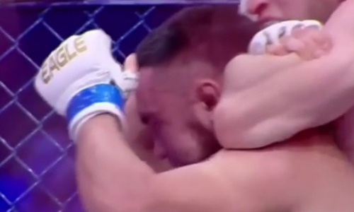 Бойца из Казахстана «задушили» в лиге Хабиба