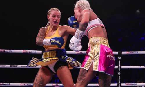 Сексапильная чемпионка мира кровавым нокаутом впервые отстояла титул IBF. Видео