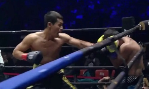 Видео нокаута казахстанского актера в дебютном бою в боксе