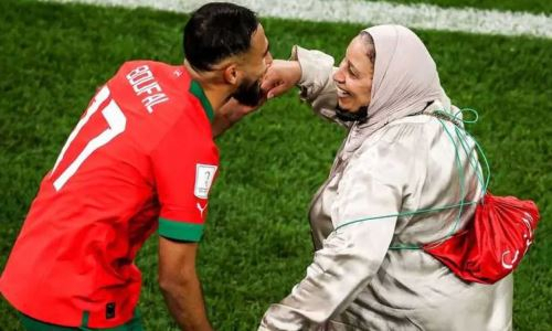 Футболист отпраздновал историческую победу танцем с мамой. Самое милое видео ЧМ-2022