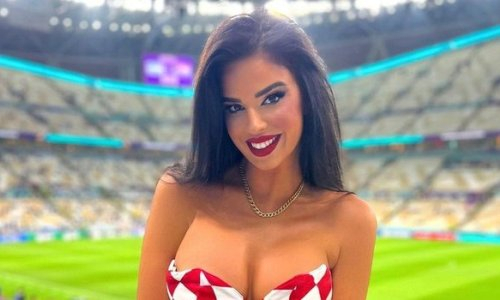 Самая горячая фанатка ЧМ-2022 пришла на полуфинал с чуть прикрытой грудью. Фото