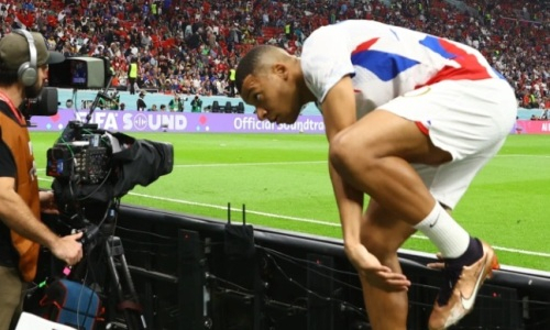 Мбаппе попал в неприятную ситуацию прямо перед полуфиналом ЧМ-2022. Видео