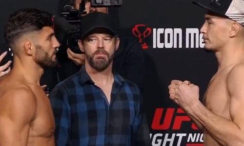 Казах провел дуэль взглядов с топовым бойцом UFC. Видео