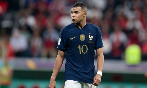 «Будет спорить с вами час». Как Мбаппе фанатеет по Роналду