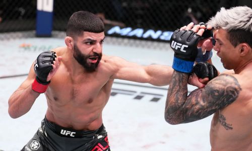 Победивший казахстанца боец UFC снес соперника ударом в челюсть. Видео