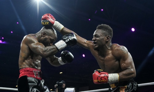 Бывшего соперника Алимханулы побили в главном бою вечера бокса. Видео