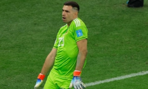 Вратарь сборной Аргентины шокировал непристойным жестом после победы в финале ЧМ-2022. Видео