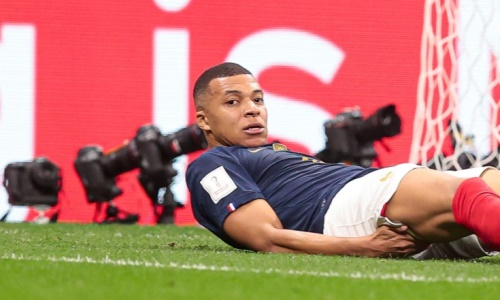 Жест Мбаппе в адрес Месси во время финала ЧМ-2022 вызвал большой резонанс. Фото