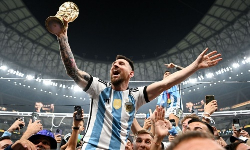 Месси станцевал с Кубком мира на столе после яркого финала в Катаре. Видео
