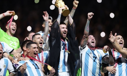 В раздевалку сборной Аргентины занесли десять миллионов долларов за победу на ЧМ-2022. Фото