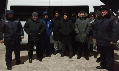 Микроавтобус с юными спортсменами сломался в мороз в степи в Казахстане