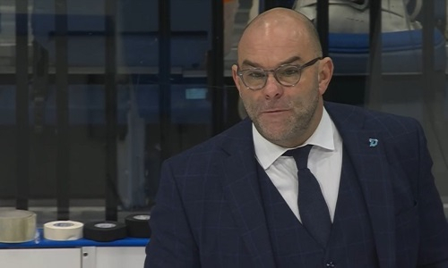 Наставник соперника «Барыса» по КХЛ жестко оскорбил судью во время матча. Видео