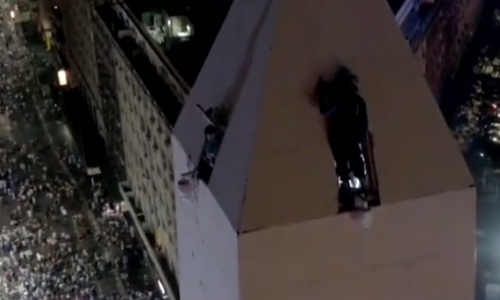 Болельщик сборной Аргентины рискнул жизнью после победы на ЧМ-2022. Видео