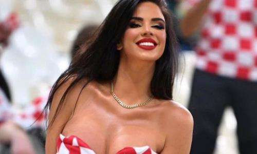 Самая сексуальная фанатка ЧМ-2022 выступила с обращением в одном лишь нижнем белье. Фото