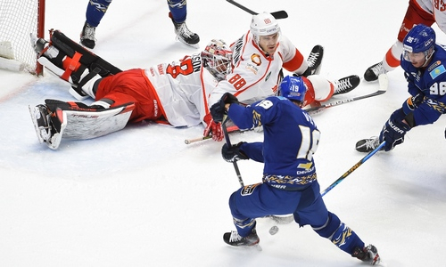 «Проявляет себя с худшей стороны». В России назвали победителя матча КХЛ «Барыс» — «Автомобилист»