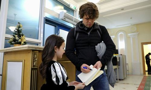 Чемпион мира Магнус Карлсен прилетел в Казахстан