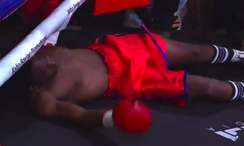 Претендент на титул чемпиона мира выкинул соперника за канаты в первом раунде. Видео