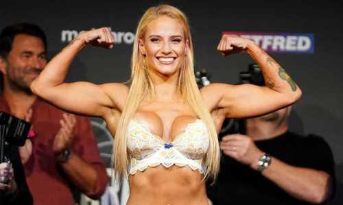 Самая сексуальная боксерша мира оголила свою грудь и показала ее журналисту прямо во время интервью. Видео