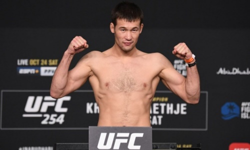 «Ворвался фантастическим образом». Казахстанца признали ярчайшим бойцом в UFC