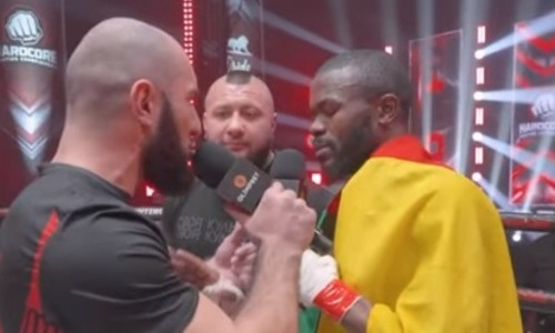 Бойца дисквалифицировали пожизненно за удар после поединка. Видео