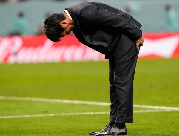 Странное поведение тренера сборной Японии удивило фанатов на ЧМ-2022. Фото