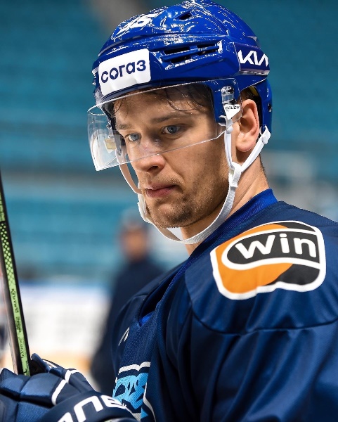 «Синий». «Барыс» показал своего новичка перед матчем КХЛ. Фото