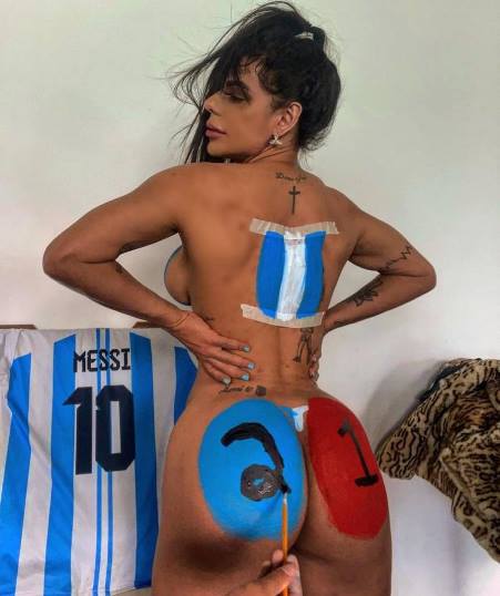 Безумная фанатка Месси оголилась ради финала ЧМ-2022 Аргентина — Франция. Фото
