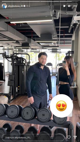 Сабина Алтынбекова в коротких шортиках сделала эффектное фото с мужем