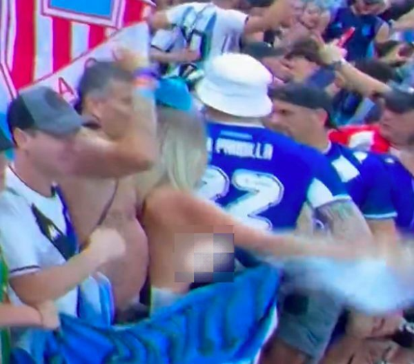 Аргентинская фанатка полностью обнажила грудь во время празднования победы сборной на ЧМ-2022. Фото