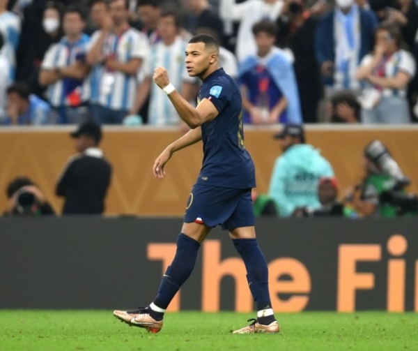 Жест Мбаппе в адрес Месси во время финала ЧМ-2022 вызвал большой резонанс. Фото