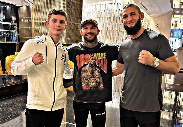 Экс-чемпион UFC вопреки призывам с родины тренируется с сыном Рамзана Кадырова. Фото