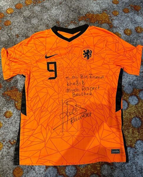 Хабиб Нурмагомедов показал подарок с чемпионата мира в Катаре