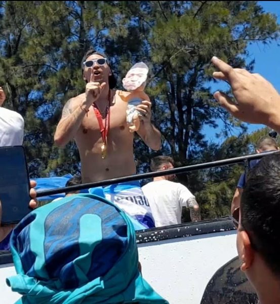 «Главный мудак в футбольном мире». Выходки героя сборной Аргентины на ЧМ-2022 взбесили чемпиона мира. Видео