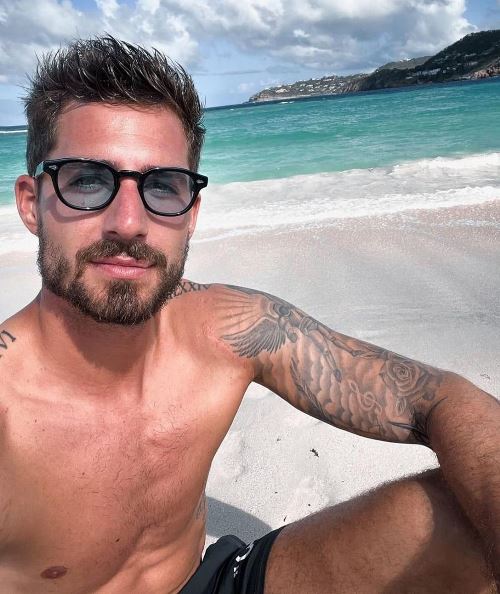 «Ангел» в крошечном бикини утешает голкипера Германии после провала на ЧМ-2022. Фото