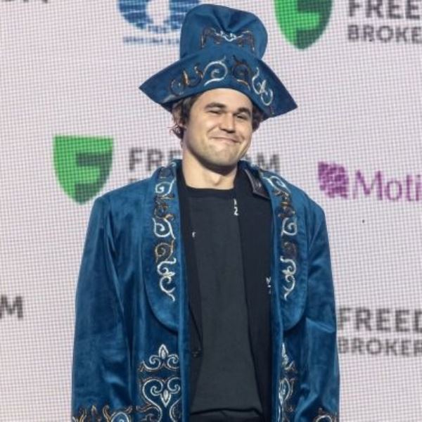 Лучшего шахматиста планеты нарядили в казахский чапан на открытии ЧМ-2022 в Алматы. Фото