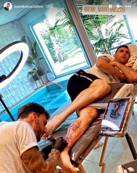 Скандальный вратарь набил татуировку после победы на ЧМ-2022. Фото