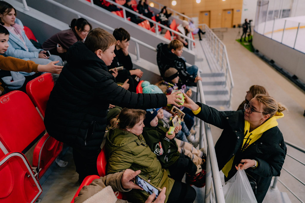 Parimatch Foundation пригласил детей из села Тургень на матч ХК «Алматы»