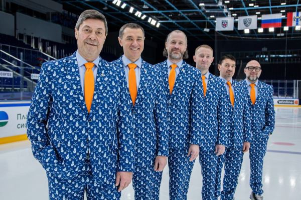 Тренерский штаб клуба КХЛ после поражения «Барысу» выйдет на матч в новогодних костюмах. Фото