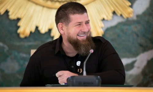 Рамзан Кадыров продемонстрировал свою силу в прямом эфире. Видео