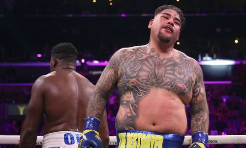 Экс-чемпион мира в супертяжах едва не вырубил своего тренера мощным ударом. Видео