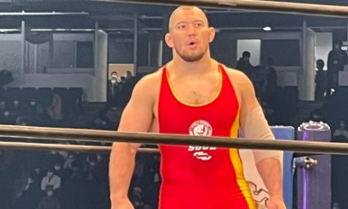 Неожиданным итогом закончился дебютный бой казахстанца в рестлинге