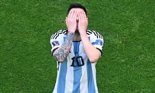 Лионелю Месси подсунули фальшивый Кубок мира на ЧМ-2022. Фото