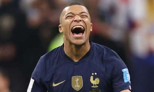 Мбаппе после ЧМ-2022 в смешной маске скрывался от фанатов центре Нью-Йорка. Видео