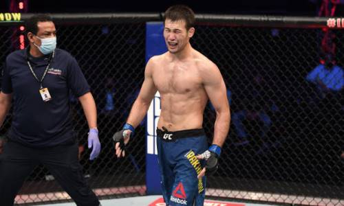 «Клоун. Позор ему». Фанаты взбесились из-за поступка Шавката Рахмонова в США. Видео