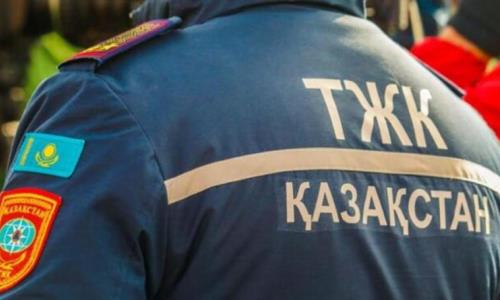 Казахстанские спасатели пришли на помощь в непогоду тренерам и детям