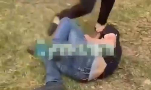 19-летний боец жестоко избил и запинал ногами случайного прохожего. Видео