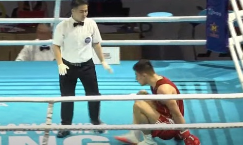 Видео тяжелого нокаута казахстанского боксера на чемпионате Азии до 22 лет