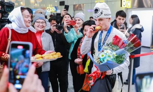 Баурсаки и цветы. Героев Универсиады-2023 торжественно встретили в Казахстане. Фото