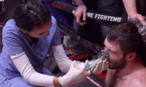 Видео страшного нокаута за 30 секунд. Казахстанский чемпион отправил россиянина прямо к врачам