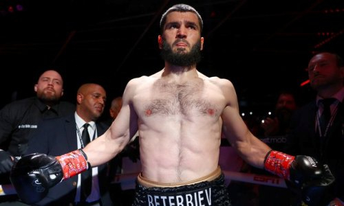 Артур Бетербиев прошел взвешивание перед боем за три титула чемпиона мира